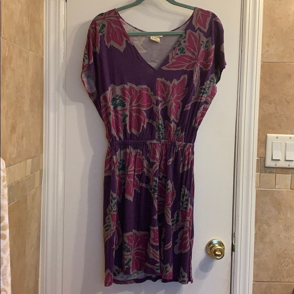 Floral short-sleeve v-neck purple dress